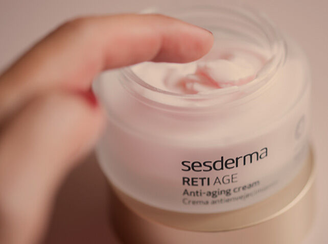 Imagen categoría envejecimiento con mano cogiendo crema del tarro de Retiage 